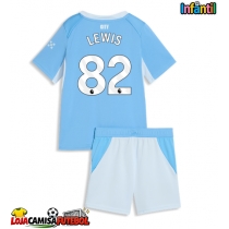 Camisa de Futebol Manchester City Rico Lewis #82 Equipamento Principal Infantil 2026-27 Manga Curta (+ Calças curtas)
